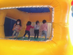 ふわふわで遊ぶ子ども達