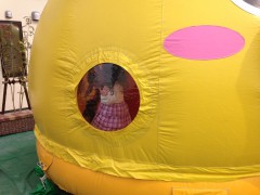 ふわふわの中で遊ぶ子ども達の様子はこの窓からご覧いただきます。