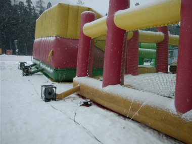 雪上でもしっかり動くふわふわ送風機