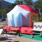 高齢者支援施設が開催する秋祭りにふわふわをレンタル!in東京都足立区