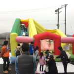 昨年もご依頼いただいた未使用車販売店のお客様感謝祭に大型のふわふわをレンタル!in 岐阜県可児市