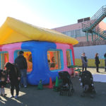 インターナショナルスクールのクリスマスイベントに家の形のふわふわ遊具をレンタル!in埼玉県所沢市