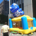 日本有数のビジネス街のオフィスビルのファミリーデーにふわふわをレンタル!in東京都新宿区